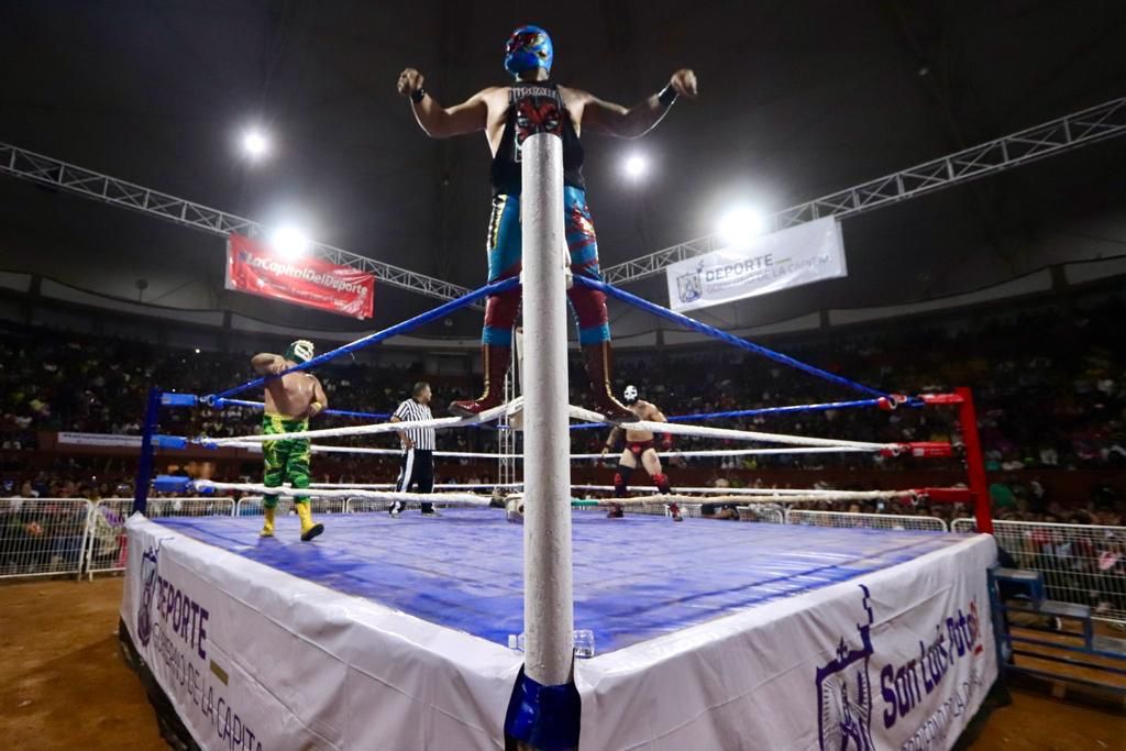 Gobierno de la Capital llevó una histórica función de lucha libre a una Plaza de Toros repleta de contentos aficionados