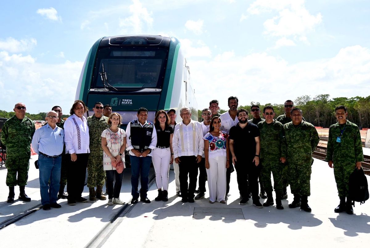 AMLO da bienvenida a Cancún al primer vagón del Tren Maya