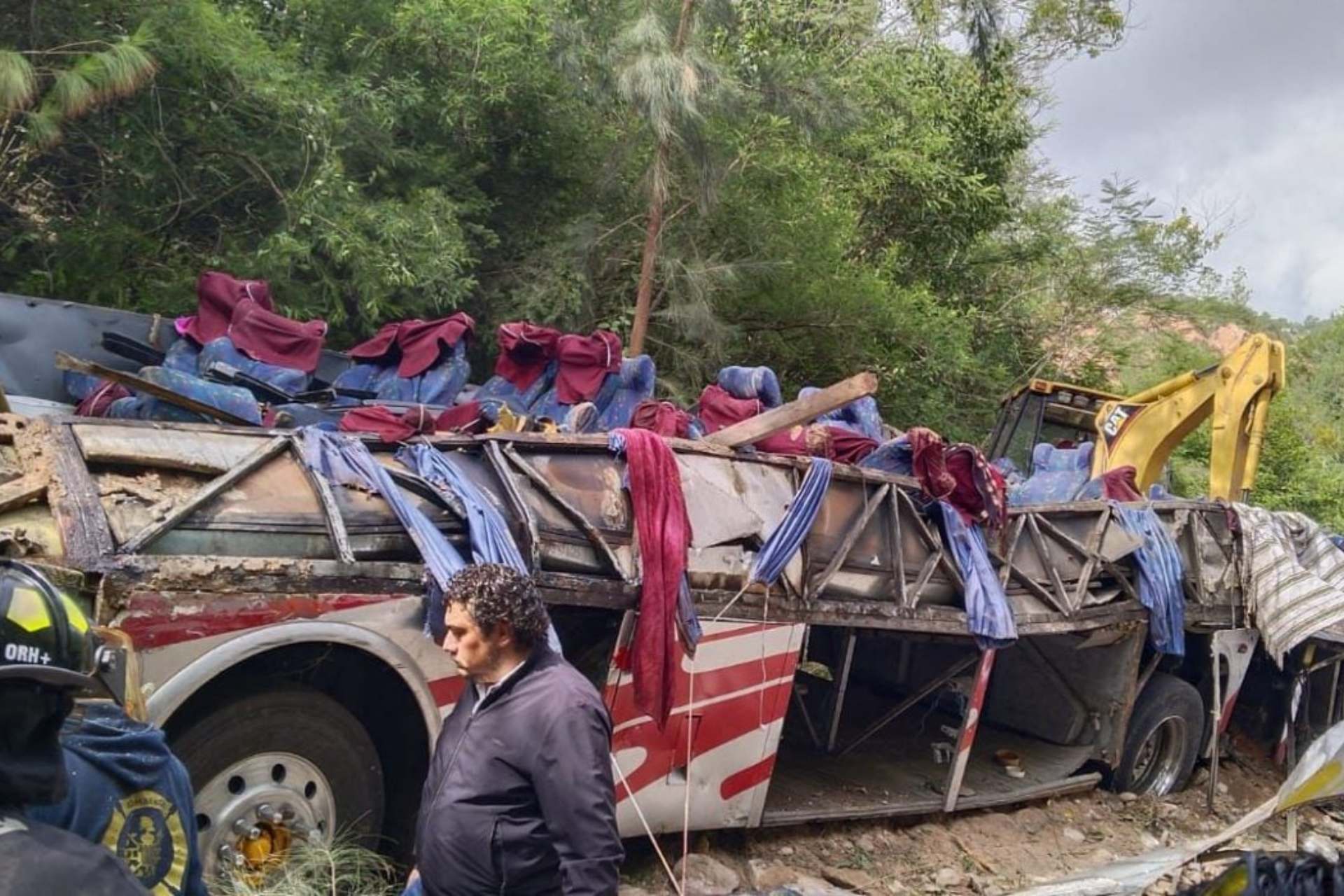 Mueren 29 personas tras volcadura de autobús en Oaxaca