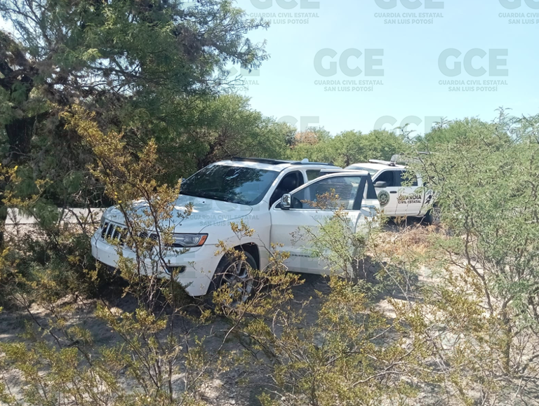 Un vehículo en el que se localizó un arma de fuego larga, droga y objetos “poncha llantas”, fue asegurado en la comunidad de San Ignacio.