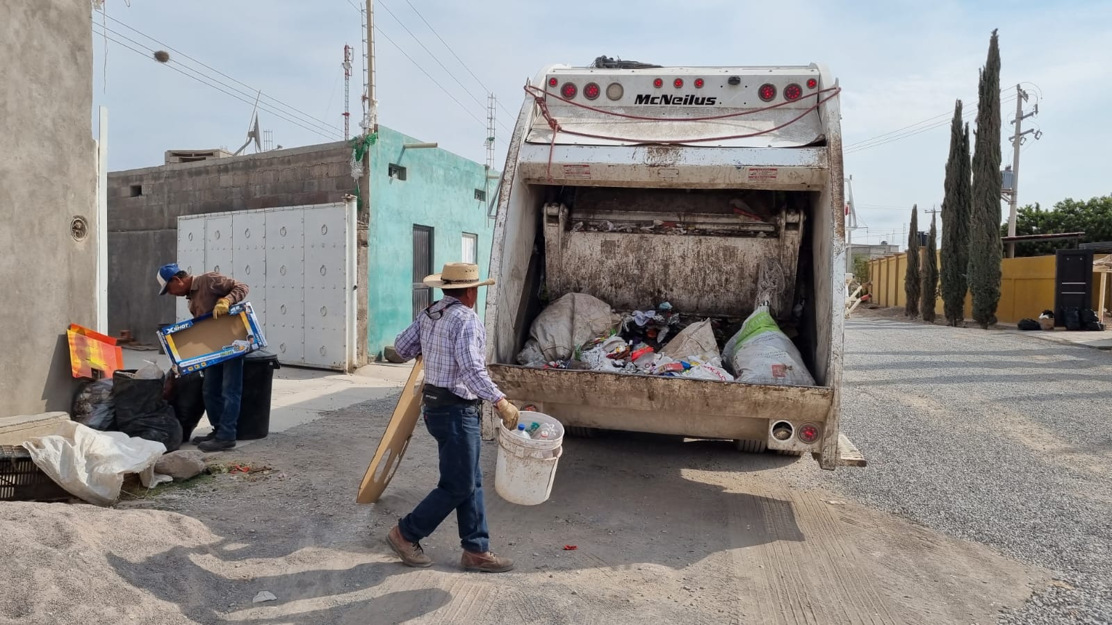 Trabajadores de la Dirección de Gestión Ecológica y Manejo de Residuos realizan importantes trabajos por mantener limpia la ciudad.