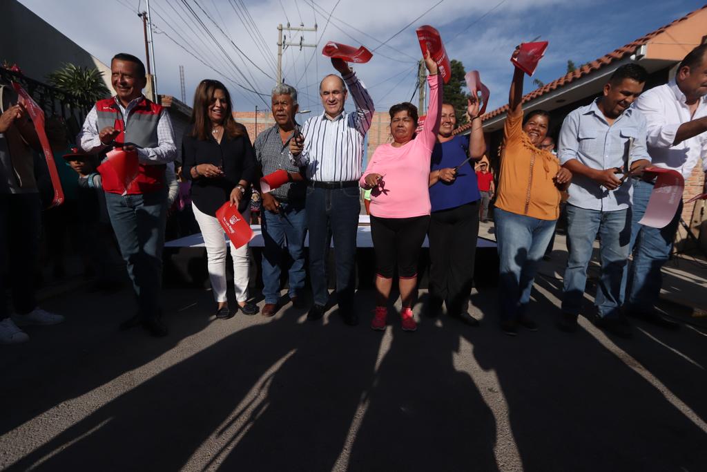 Vecinos de la Primera Privada de las Vías México - Laredo vieron su calle pavimentada por primera vez, después de 50 años en el abandono.