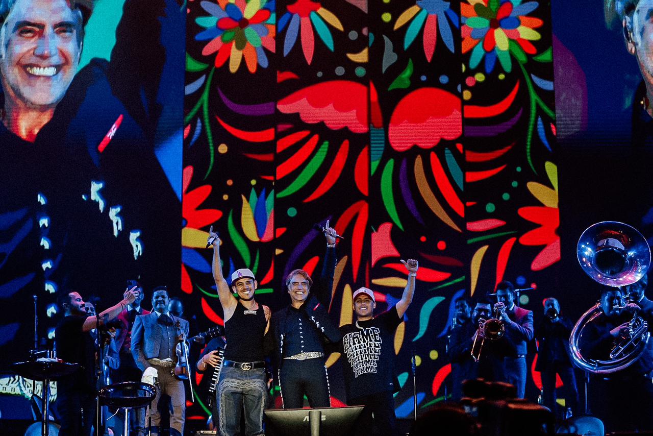 Miembros de Grupo Firme subieron al escenario para interpretar junto a “El Potrillo” la canción “Felicidades”