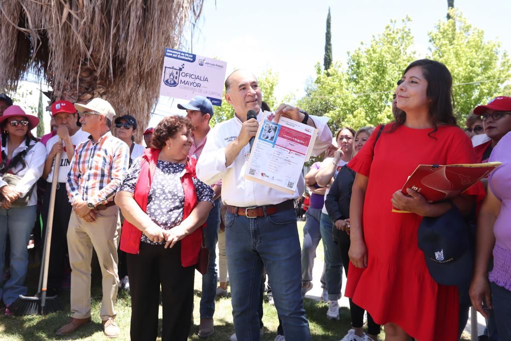 Alcalde Galindo atiende demandas de vialidad, alumbrado y seguridad en Domingo de Pilas