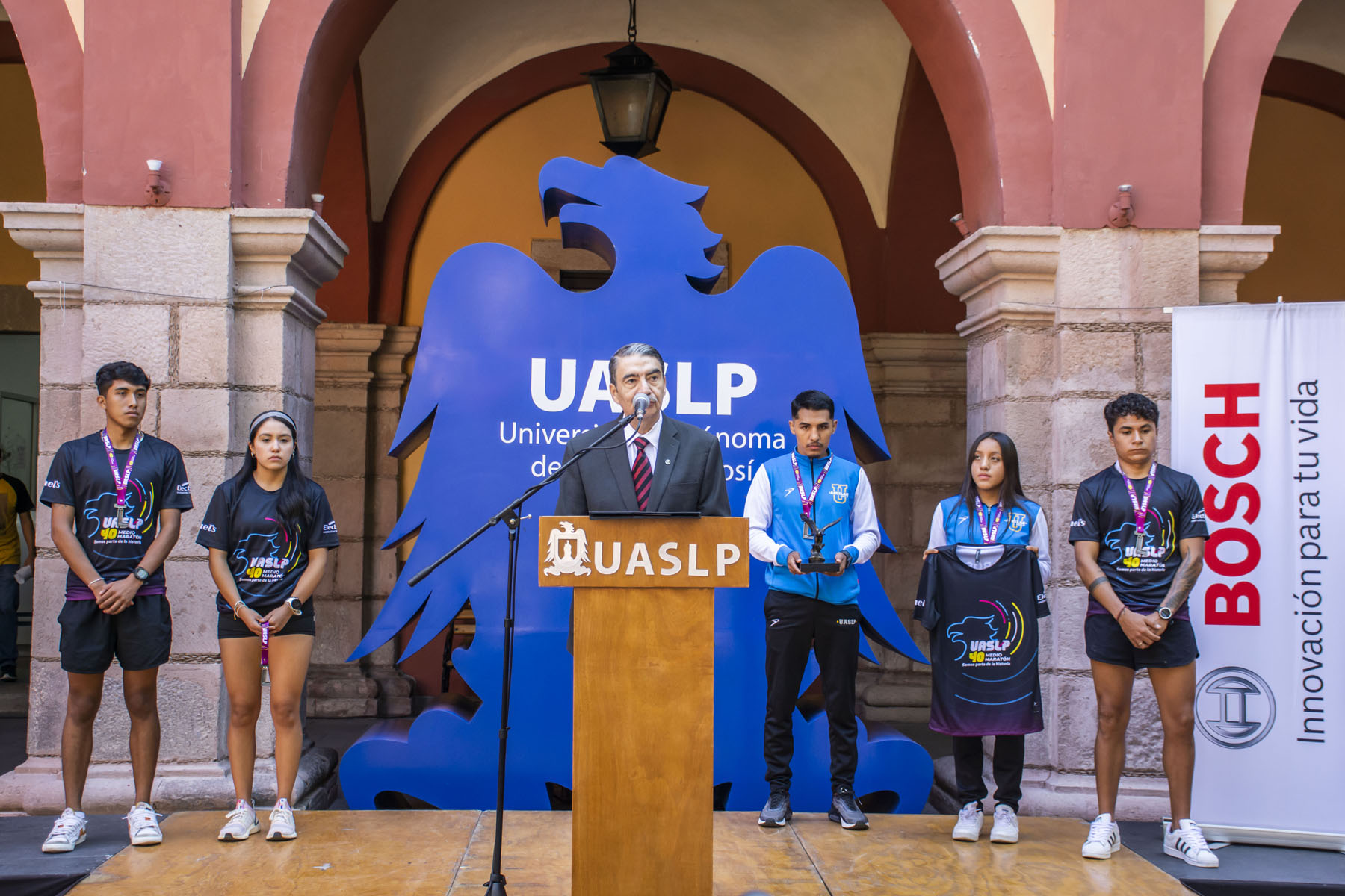 En un evento realizado en el emblemático Edificio Central de la UASLP, se presentó la edición número 40 del Medio Maratón UASLP