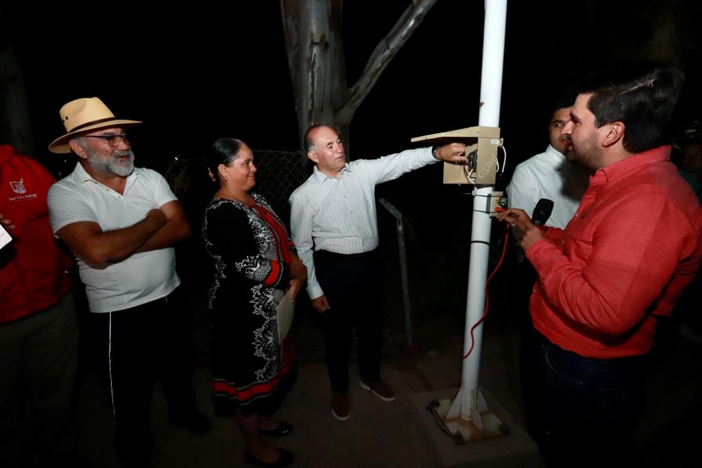 En la colonia San Miguel de la Colina, el Presidente Municipal inauguró 320 modernas luminarias, que mejoran la seguridad de los habitantes.