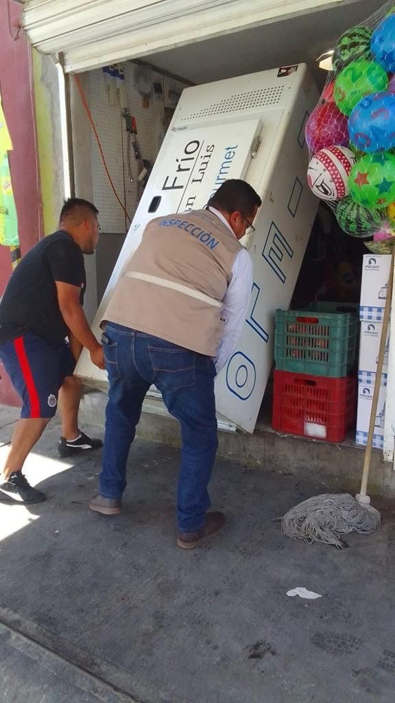 Los principales objetos que se han retirado son anuncios tipo tijera, anuncios tipo bandera, mesas, sillas, toldos, módulos, bocinas, etc.