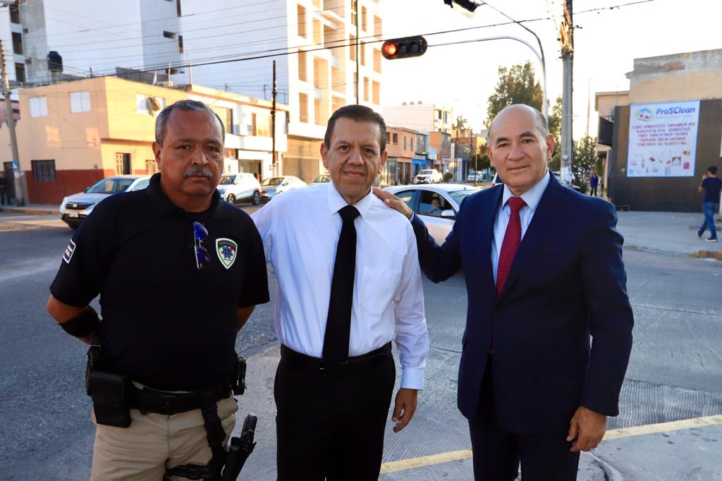 El Alcalde Enrique Galindo puso en funcionamiento los semáforos de esta zona de gran relevancia para escuelas, oficinas y comercios.