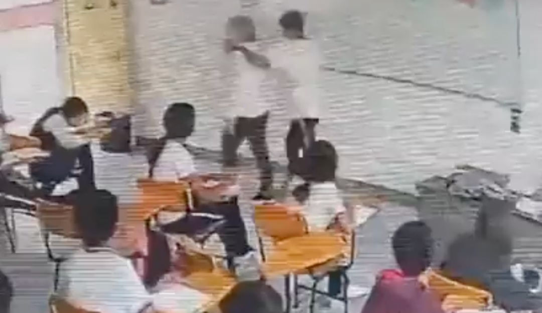 Un alumno de secundaria apuñala por la espalda a su profesora en Coahuila