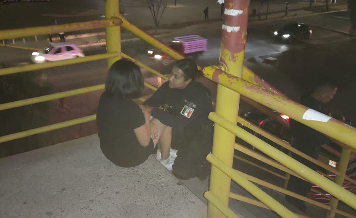 Tras un breve diálogo con la joven, una oficial logró retirarla del borde del puente peatonal, siendo auxiliada enseguida
