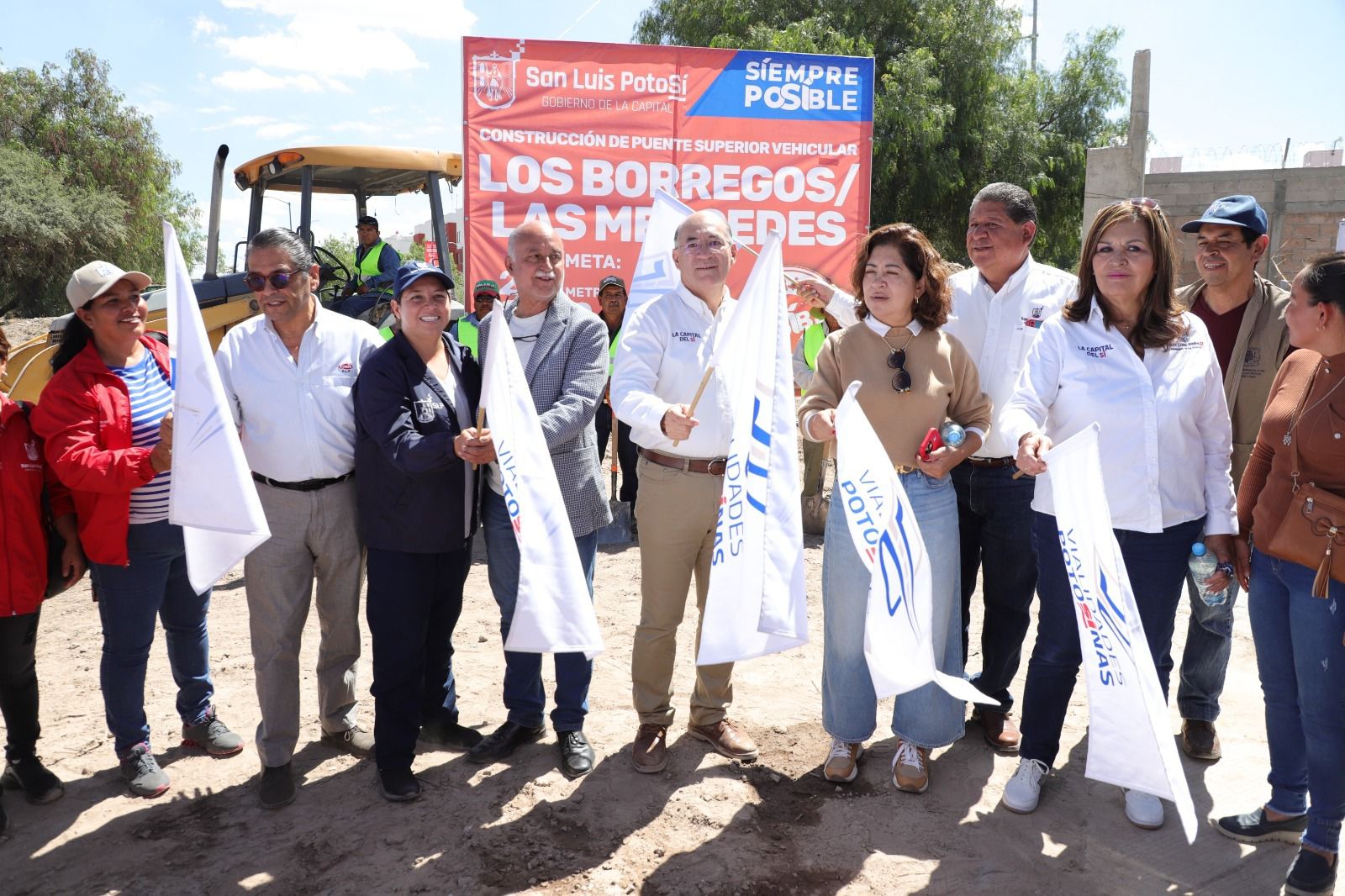 La construcción de este puente superior vehicular, con el programa Vialidades Potosinas, facilitará el flujo vehicular hacia la Carretera 57 y la Carretera a Rioverde.