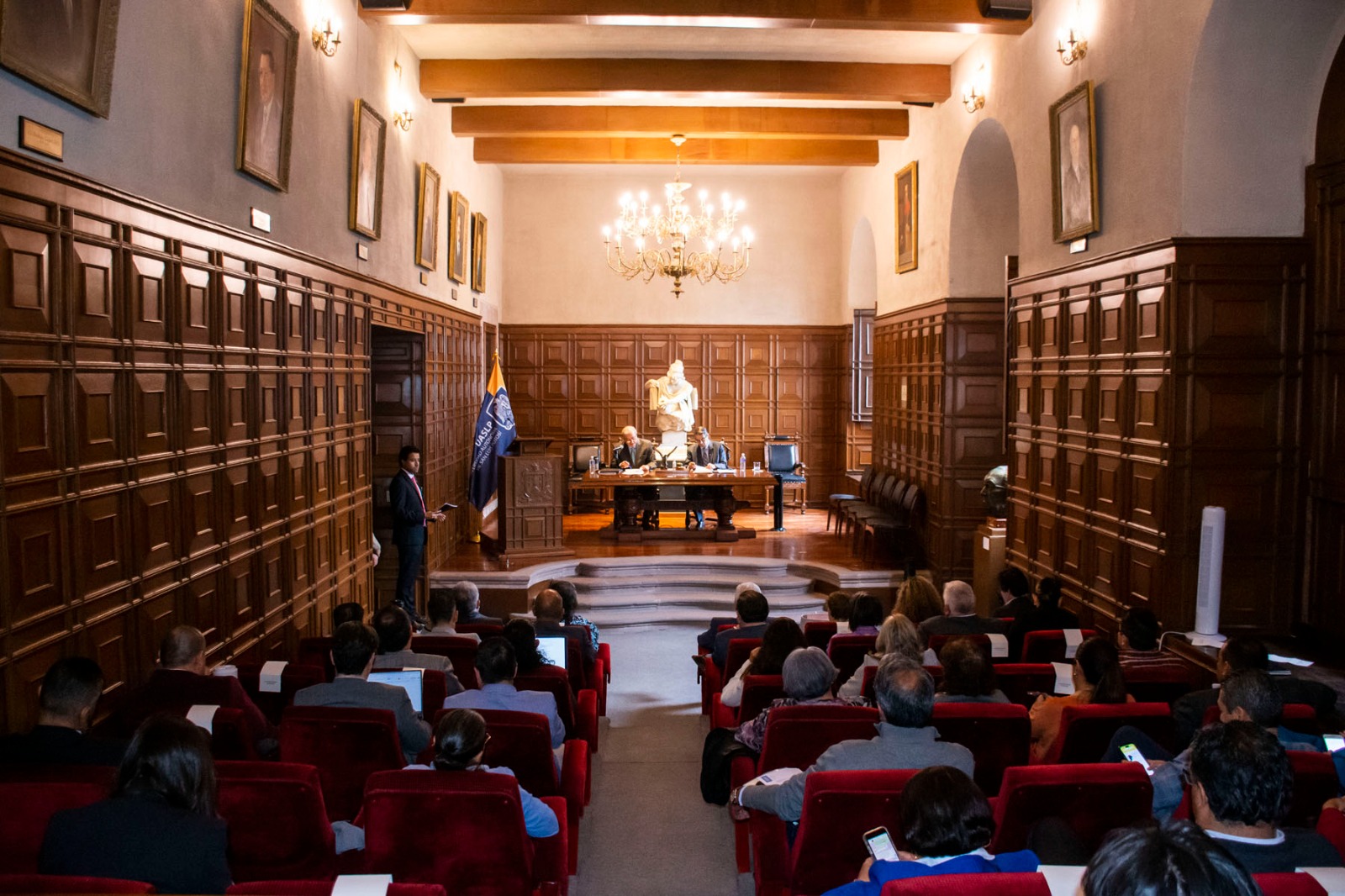 La sesión tuvo lugar en la Sala “Manuel María de Gorriño y Arduengo” del Edificio Central de la Universidad,