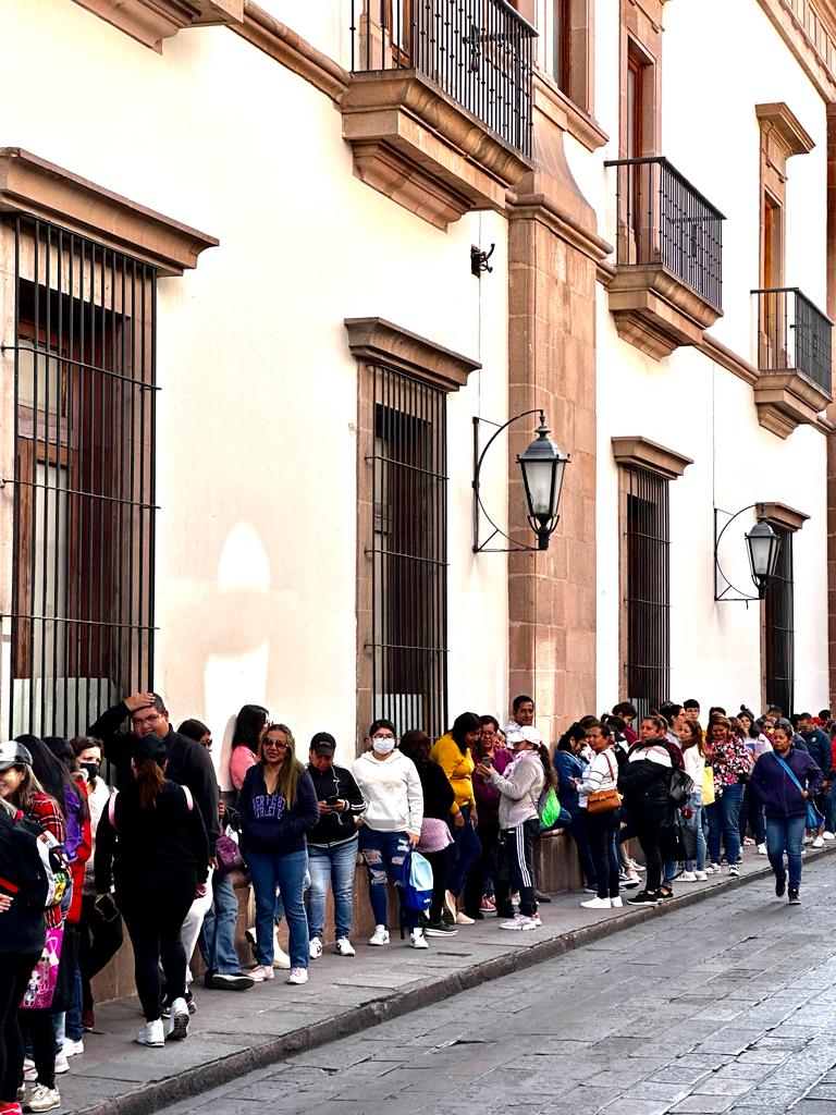 Desde este viernes, tras el anuncio de la nueva dinámica para la entrega de mil boletos más, cientos de personas hicieron fila.