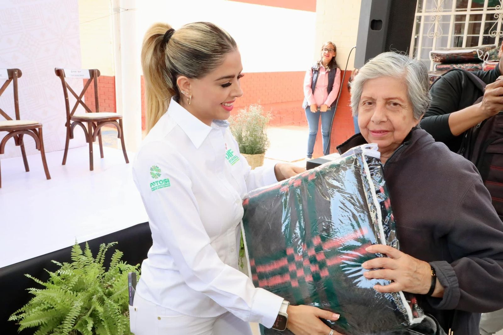 El DIF entregó 800 cobertores a personas en situación vulnerable para hacer frente a las bajas temperaturas.