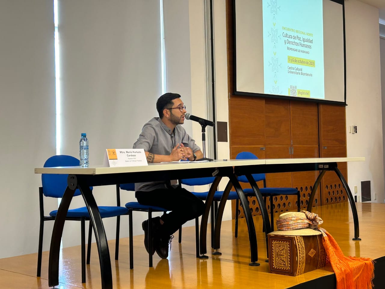 El conferencista también incluyó dentro de la propuesta, la necesidad de la cohesión y el fortalecimiento del tejido social