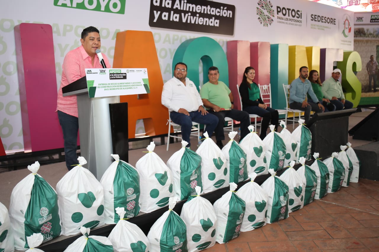 Gobernador también entregó becas alimentarias a mil 300 familias, quienes accederán a un desarrollo pleno al tener una buena nutrición.