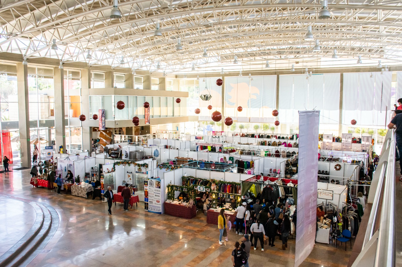 Las personas asistentes al Unibazar UASLP 2023 pueden encontrar una gran variedad de joyería, ropa para toda la familia, etc.