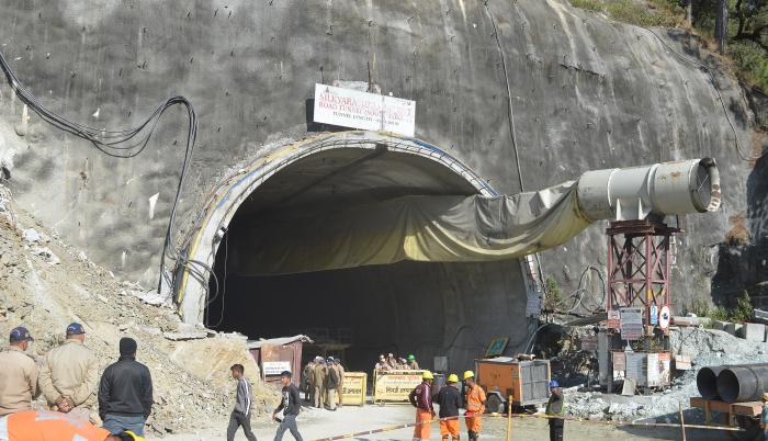 Obreros llevan atrapados más de 100 horas en un túnel de India