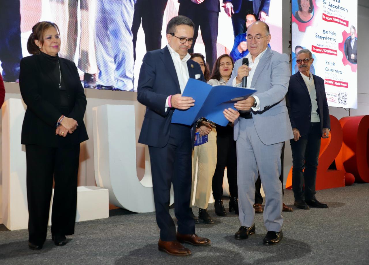 El Presidente Municipal de SLP reconoció el trabajo de Guajardo Villarreal para lograr la instalación de la planta BMW en nuestra ciudad.