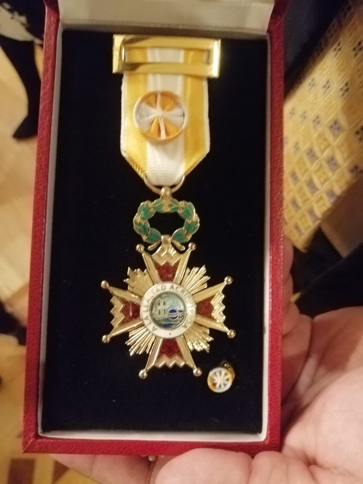 A nombre de su Majestad, el Rey don Felipe VI, recibió la Cruz de Oficial de la Orden de Isabel La Católica, por su labor como impulsor de la cultura
