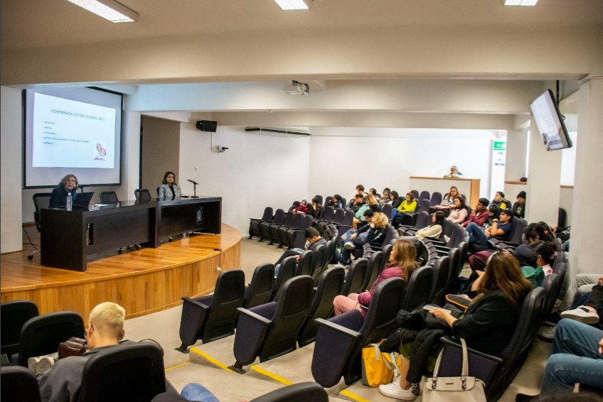 En evento realizado en el Auditorio de la FCI, la doctora Adriana Mata señaló la importancia de la biblioteca