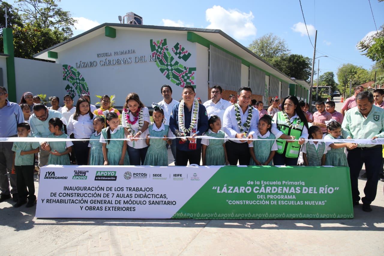 Con una inversión de 12.5 millones de pesos, la renovada escuela ahora tendrá 7 aulas didácticas, cancha para usos múltiples nueva, red eléctrica y puerta de acceso