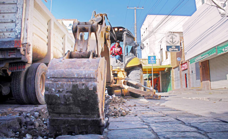 Finalmente, recordó que las obras que se realizan a través del programa municipal Vialidades Potosinas son integrales