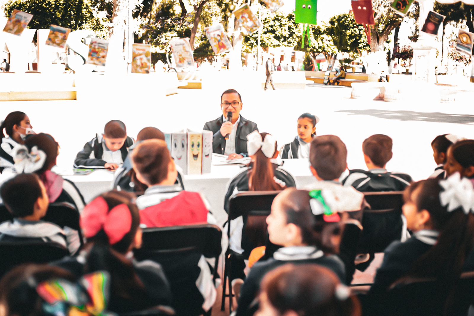 Funcionarios y estudiantes participaron activamente en el fomento de la lectura en un evento organizado por el Ayuntamiento