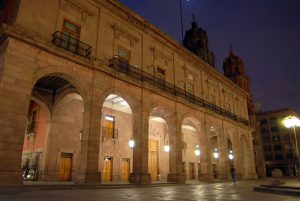 La tarde de este jueves, tres empleados de una empresa que realiza trabajos en Palacio Municipal cayeron de un andamio