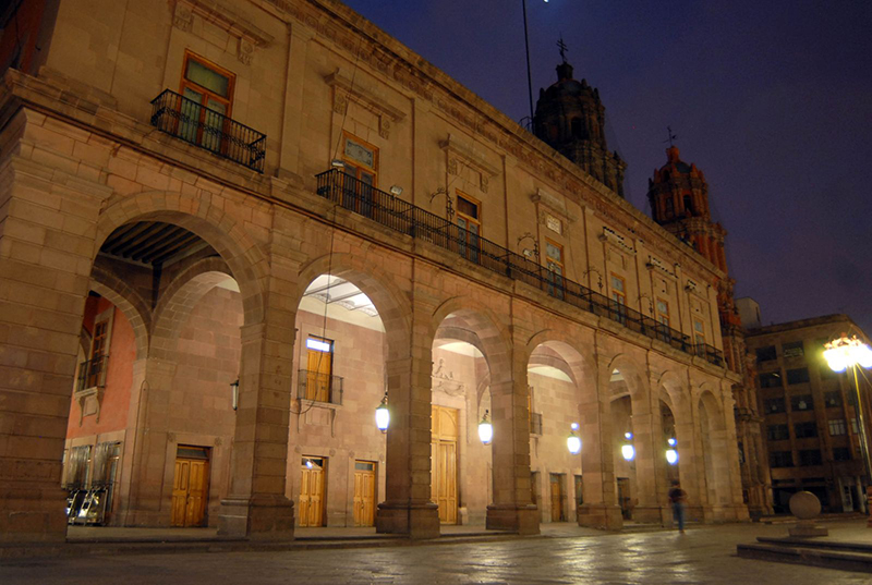 La tarde de este jueves, tres empleados de una empresa que realiza trabajos en Palacio Municipal cayeron de un andamio