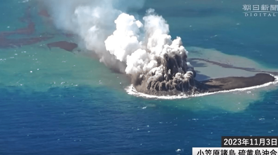 Emerge un nuevo islote al sur de Tokio, tras erupción marina en el Pacífico