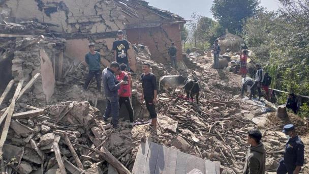 Al menos 56 muertos en un sismo en Nepal