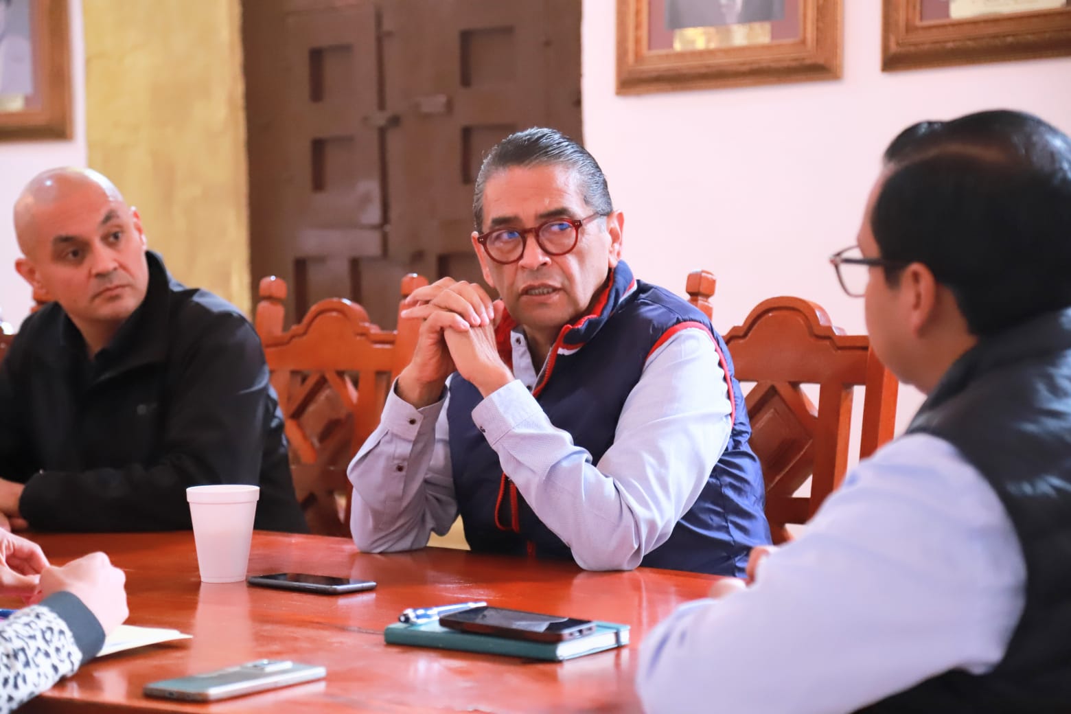 Daniel Lagunas, acompañado por funcionarios municipales, se reunieron con los representantes de la CMIC SLP