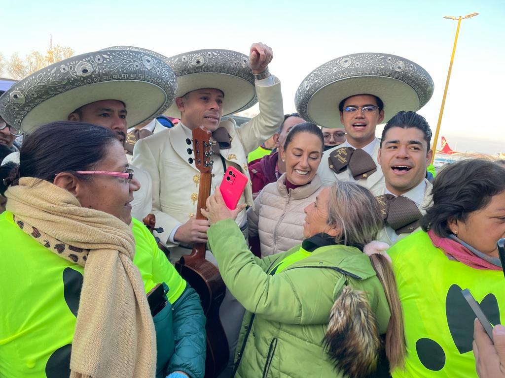 Con mariachis y porras potosinos recibieron a la Claudia Sheinbaum en su arribo al aeropuerto de San Luis Potosí