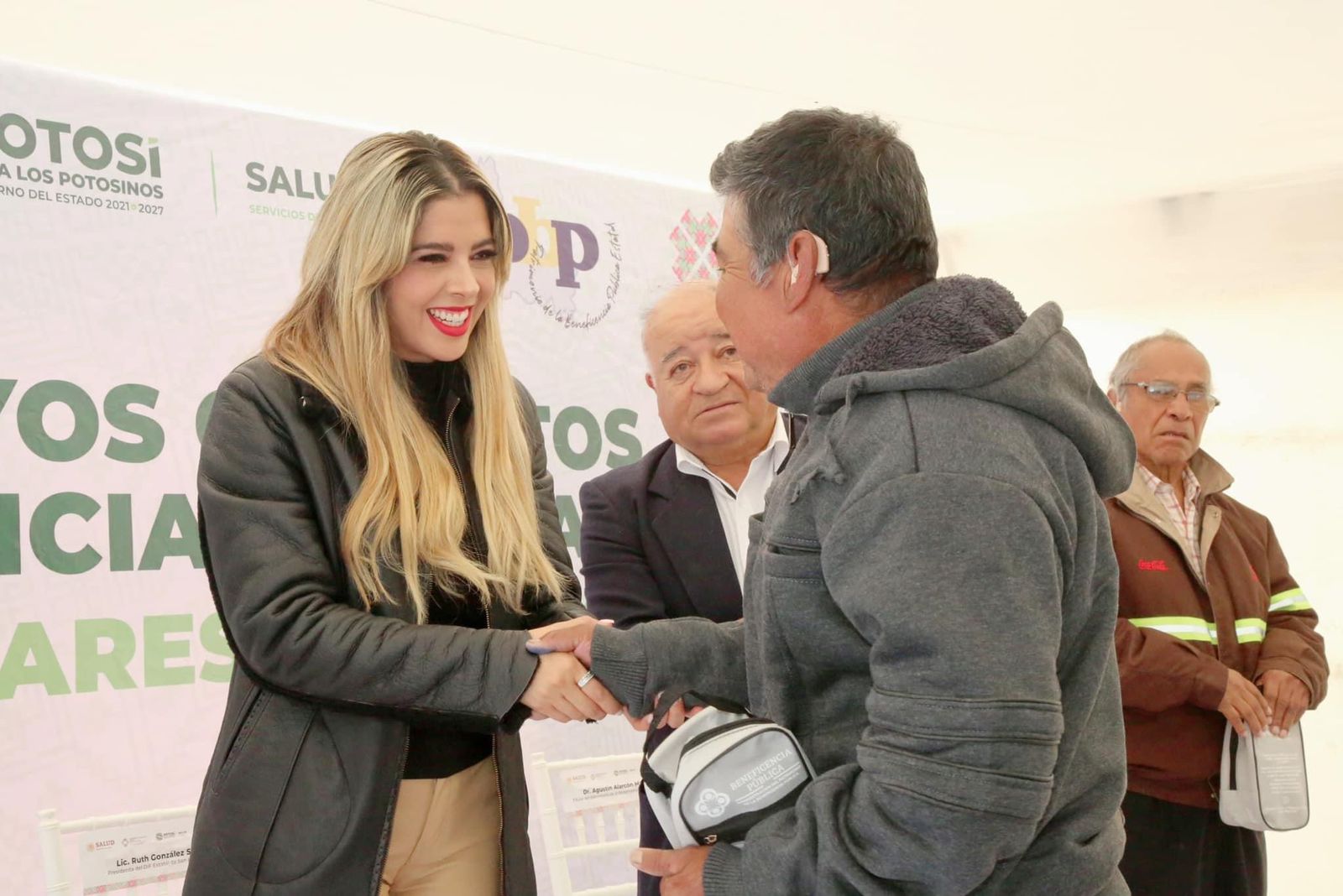Se entregaron más de 500 aparatos auditivos en apoyo a población en situación vulnerable que presenta discapacidad auditiva.