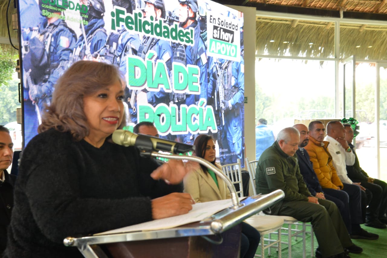 Leonor Noyola entregó reconocimientos a oficiales presentes y a familiares de quienes cayeron en el cumplimiento de su deber.