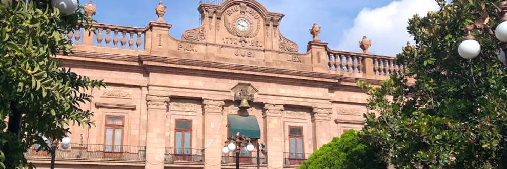 Un grupo de ministerios públicos  e integrantes de la Guardia Civil Estatal,  se manifestaron a las afueras de Palacio de Gobierno