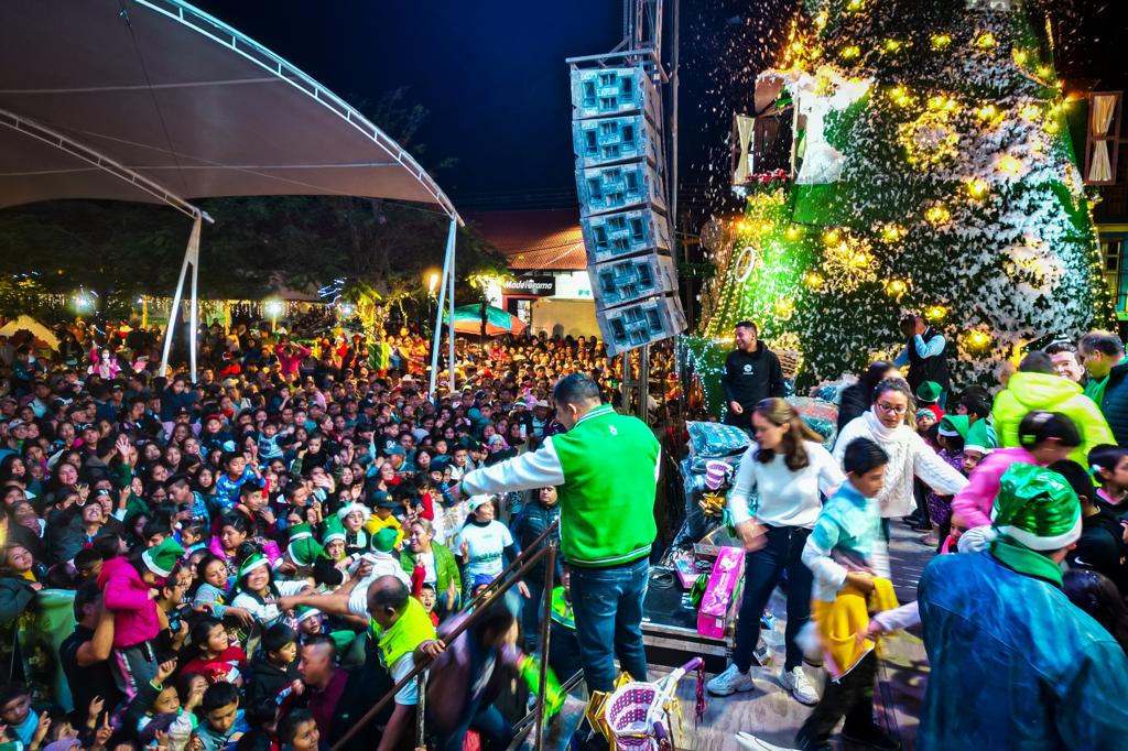    Kumbia Kings en Aquismón y Zenda Norteña en Xilitla ambientanron las posadas que llevó este miércoles el Gobernador.