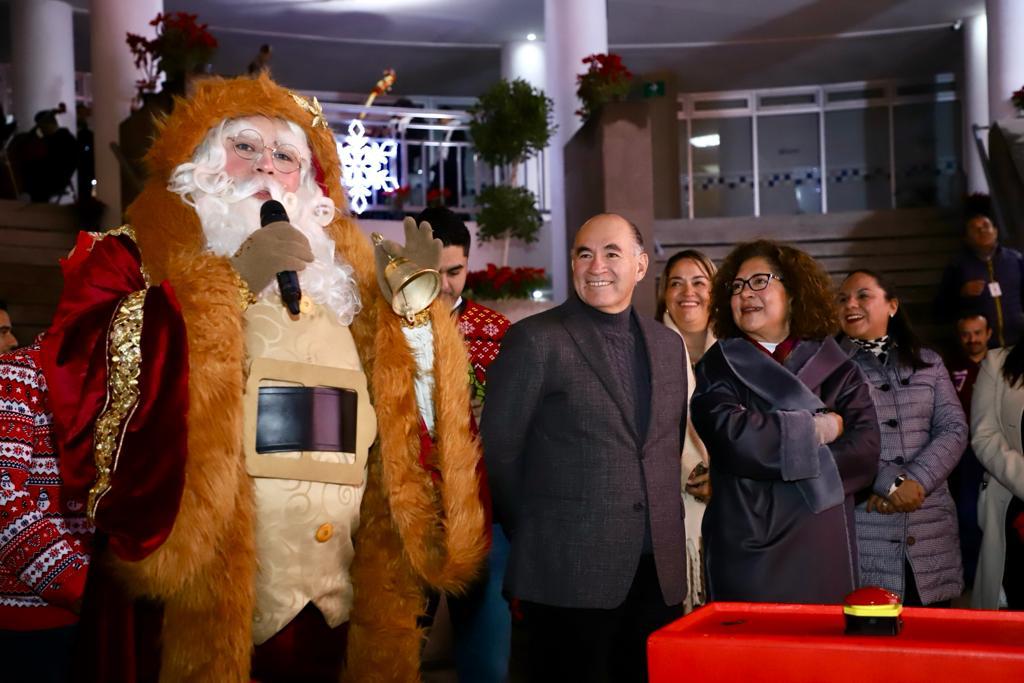 Presidenta del DIF Capitalino, Estela Arriaga y Alcalde Enrique Galindo, repartieron los primeros regalos.