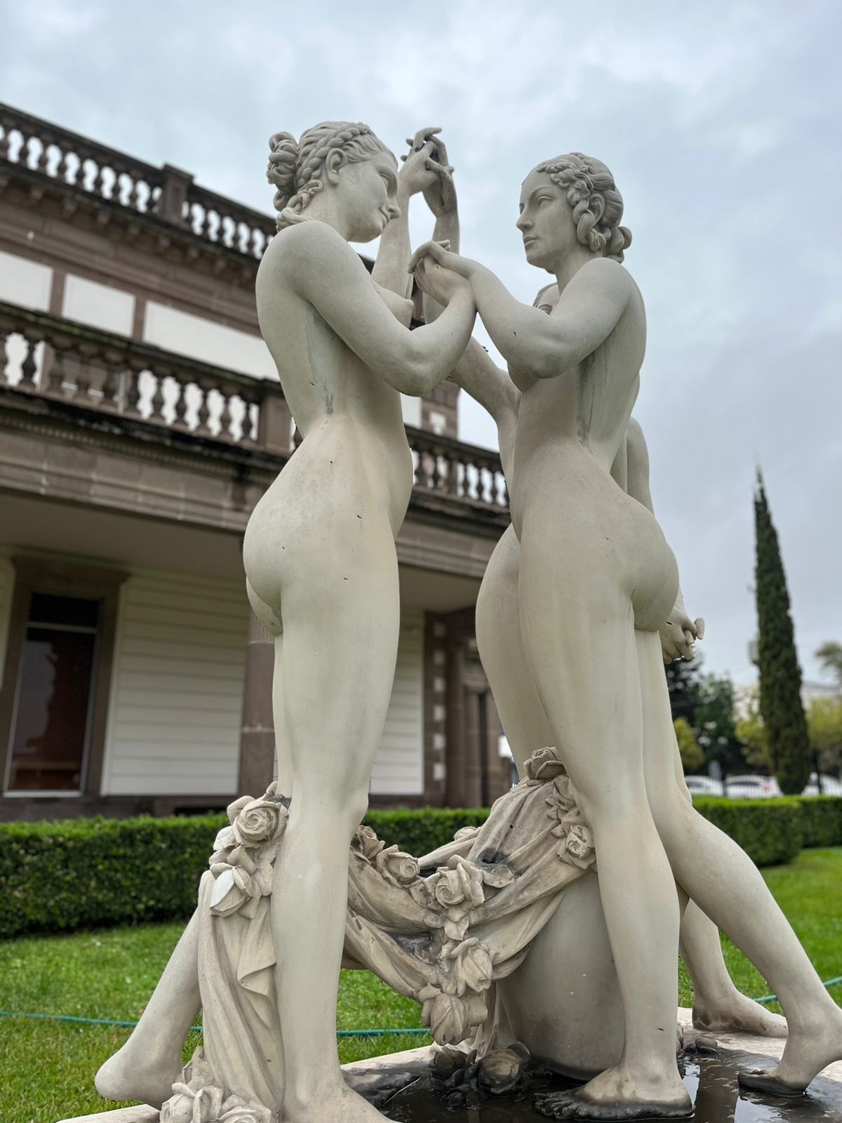 El Museo Francisco Cossío cuenta con una colección de más de 100 esculturas, elaboradas con materiales como mármol, bronce, hierro, terracota y otros.