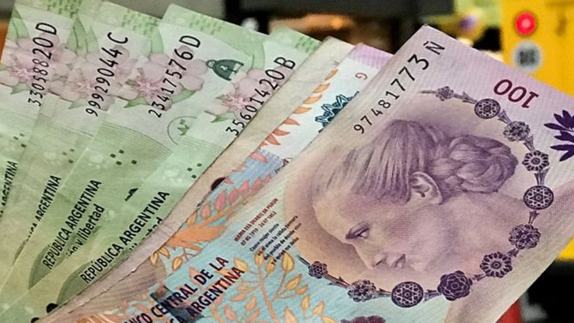 Gobierno de Argentina anuncia devaluación de su moneda de más del 50%