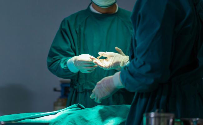 COEPRIS emite alerta sanitaria por falso especialista en cirugía plástica en SLP