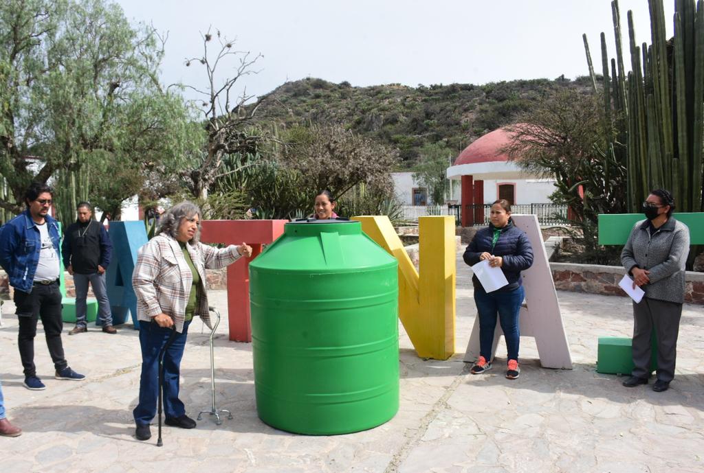 Leonor Noyola entregó 100 de estos apoyos que brindan la facilidad de mantener agua para el quehacer diario en los hogares