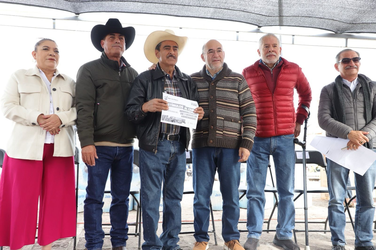 En gira por la Delegación, el Presidente Municipal entregó semilla, forraje, equipo de riego, insumos, tinacos y ayudas alimentarias.