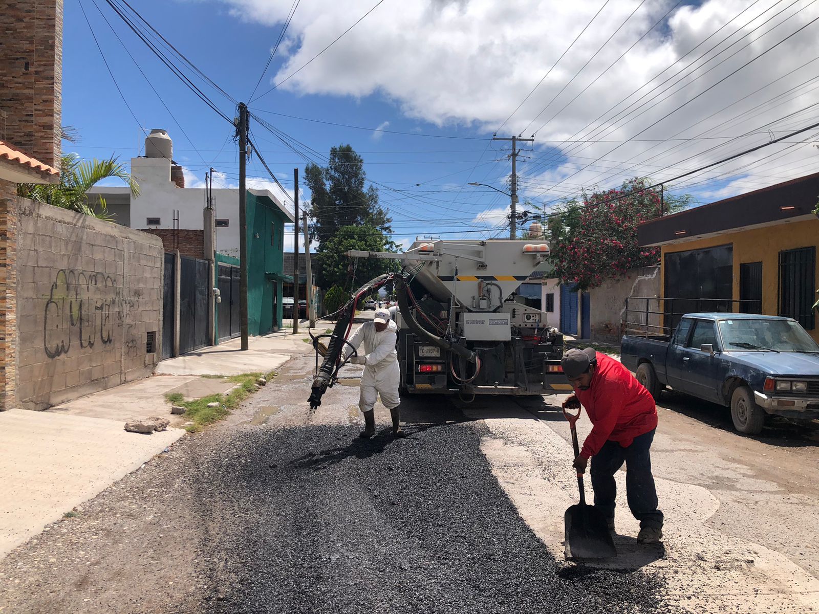 La Dirección de Obras Públicas trabajó con mezcla asfáltica y con material de concreto, además de trabajos de herrería.
