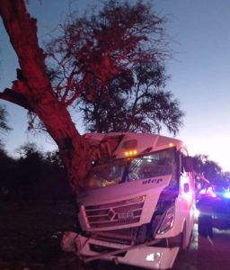 Esta madrugada un camión de la empresa UTEP se estampó contra un árbol y dejó dos personas heridas