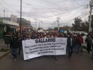 Este jueves cientos de personas provenientes de la Huasteca Potosina, se manifestaron frente al Palacio de Gobierno Estatal