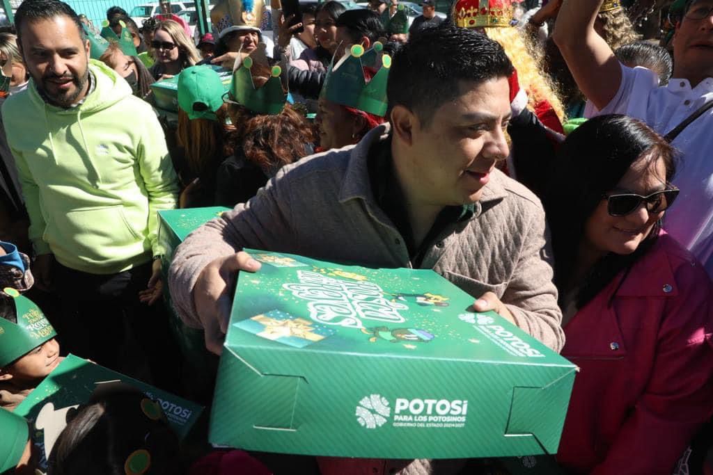 El Gobernador y la presidenta del DIF estatal Ruth González, llevaron regalos, sorpresas y roscas de reyes a colonias de la periferia