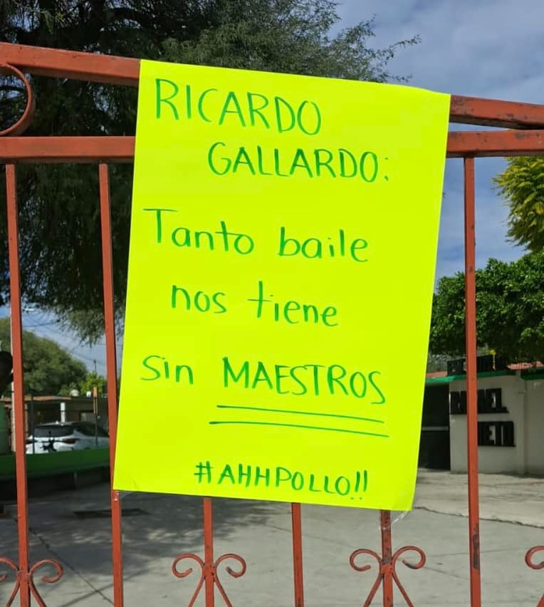 Padres de familia en escuela primaria Rafael Nieto de Cerritos se manifiestan porque hay cuatro grupos sin profesores