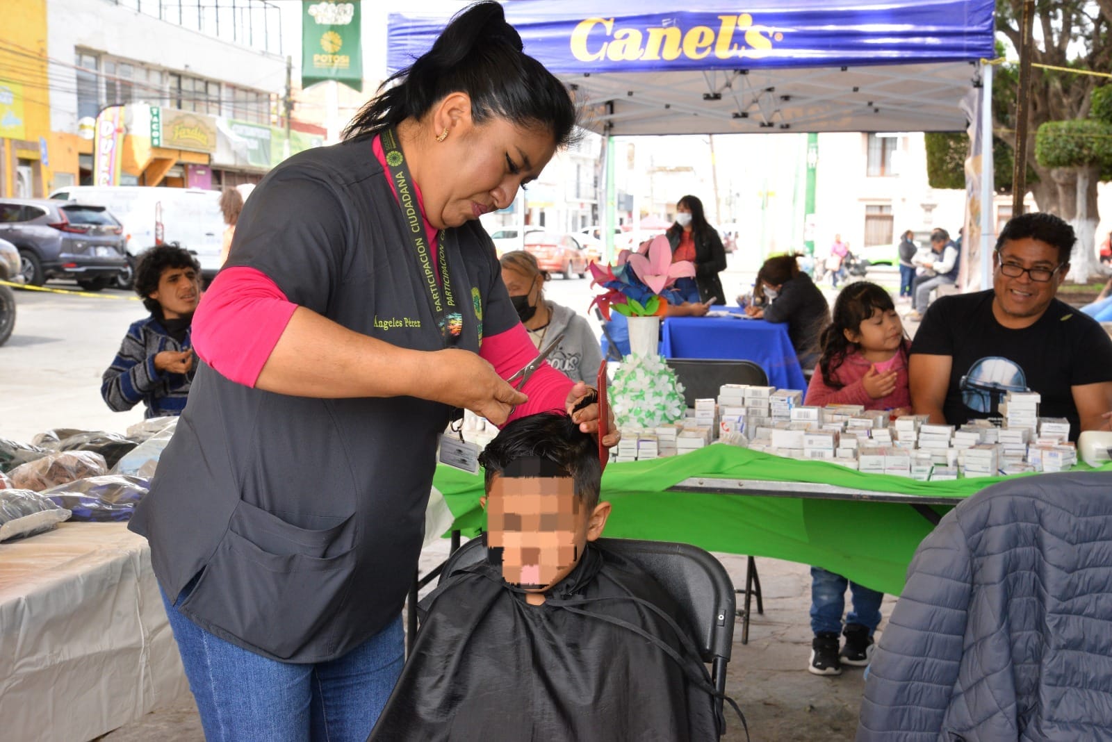 Se están ofreciendo diversos servicios, entre ellos, corte de cabello sin costo, informó María de los Ángeles Pérez